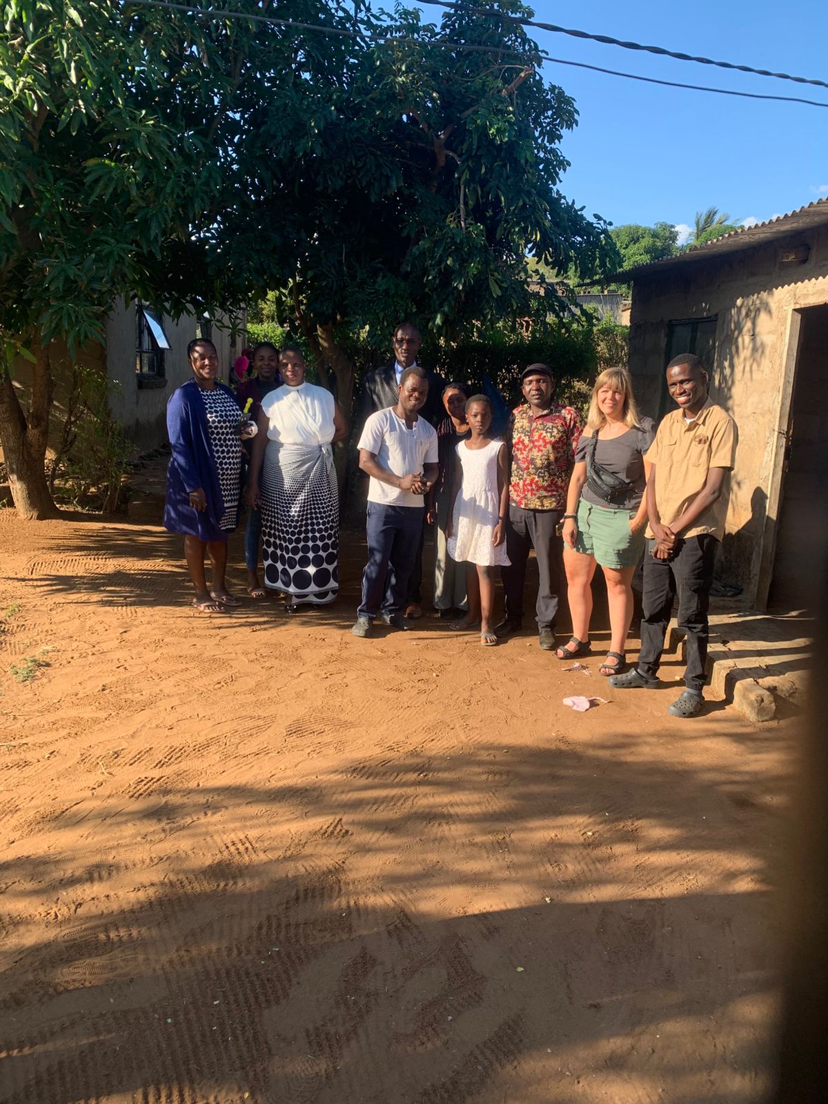 People from Afrika standing next to each other.
